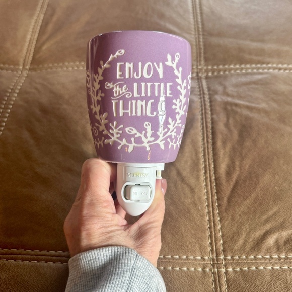Scentsy Mini Warmer, EUC, Plug in, Purple - Picture 1 of 5